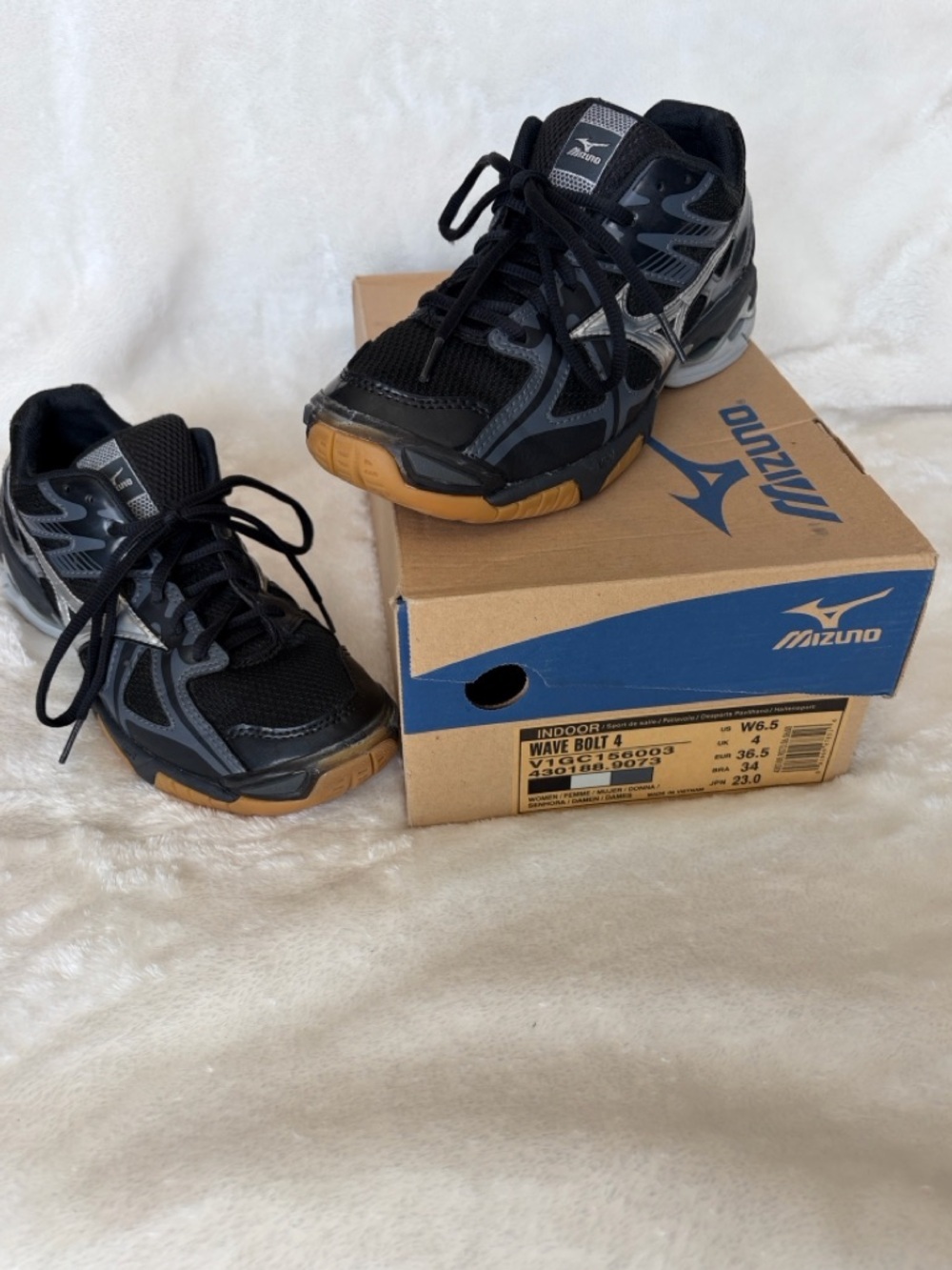 Mizuno Wave Bolt 4 Women’s Black and Silver Sneakers | Size 8
